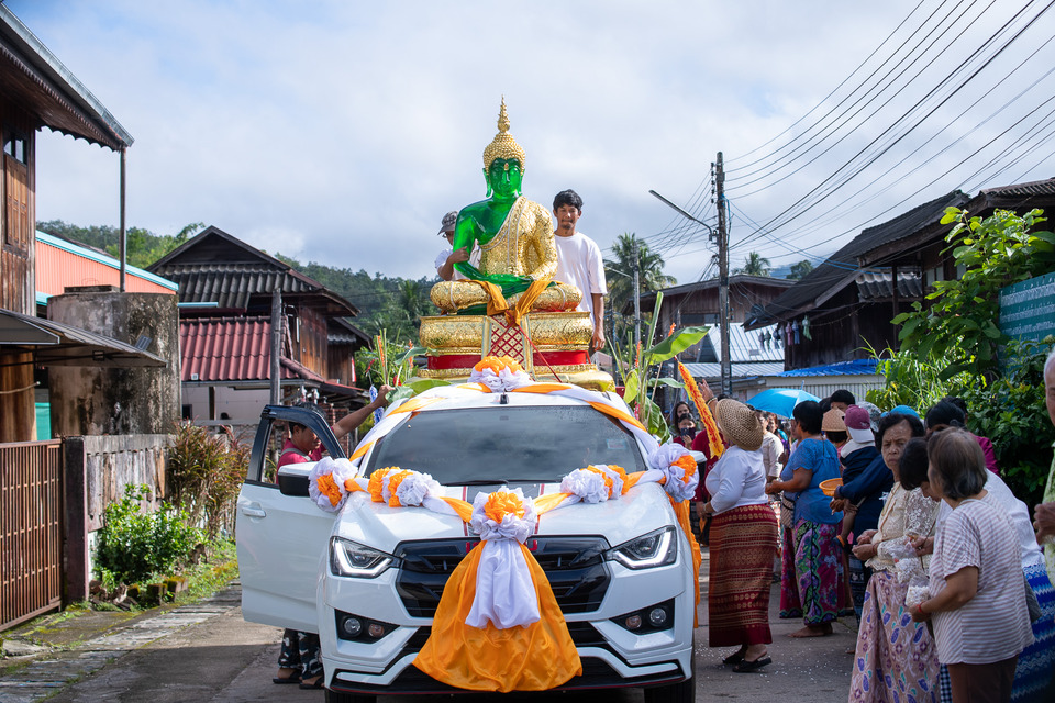 ชาวแม่ฮ่องสอนร่วมอนุโมทนา! พิธีถวายพระแก้วมรกตองค์ที่ 84 ประดิษฐาน ณ วัดเมืองปอน