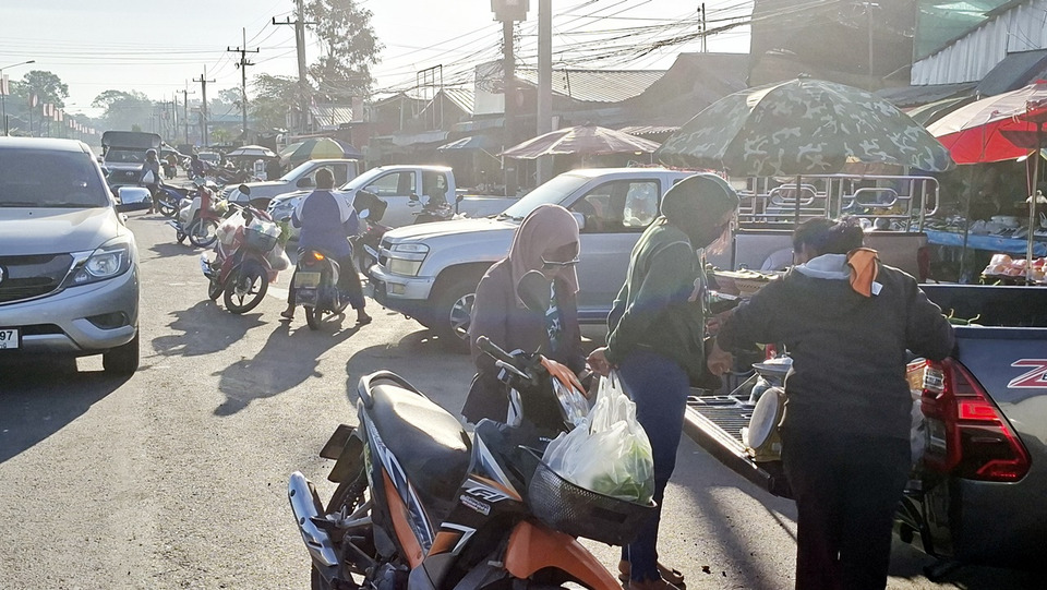 ชาวเขมรแห่ขนของหนี! ตลาดโอรเสม็ดถูกประกาศพื้นที่สีแดง คนชายแดนไทยหวั่นเปิดศึกรอบ 3