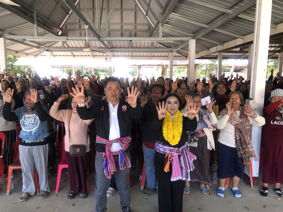 กาฬสินธุ์คึกคัก “ประภาส–วิไลพร” ชูนโยบาย 1 หมู่บ้าน 1 รถเกี่ยวข้าว ลุยขอคะแนนดงลิง 