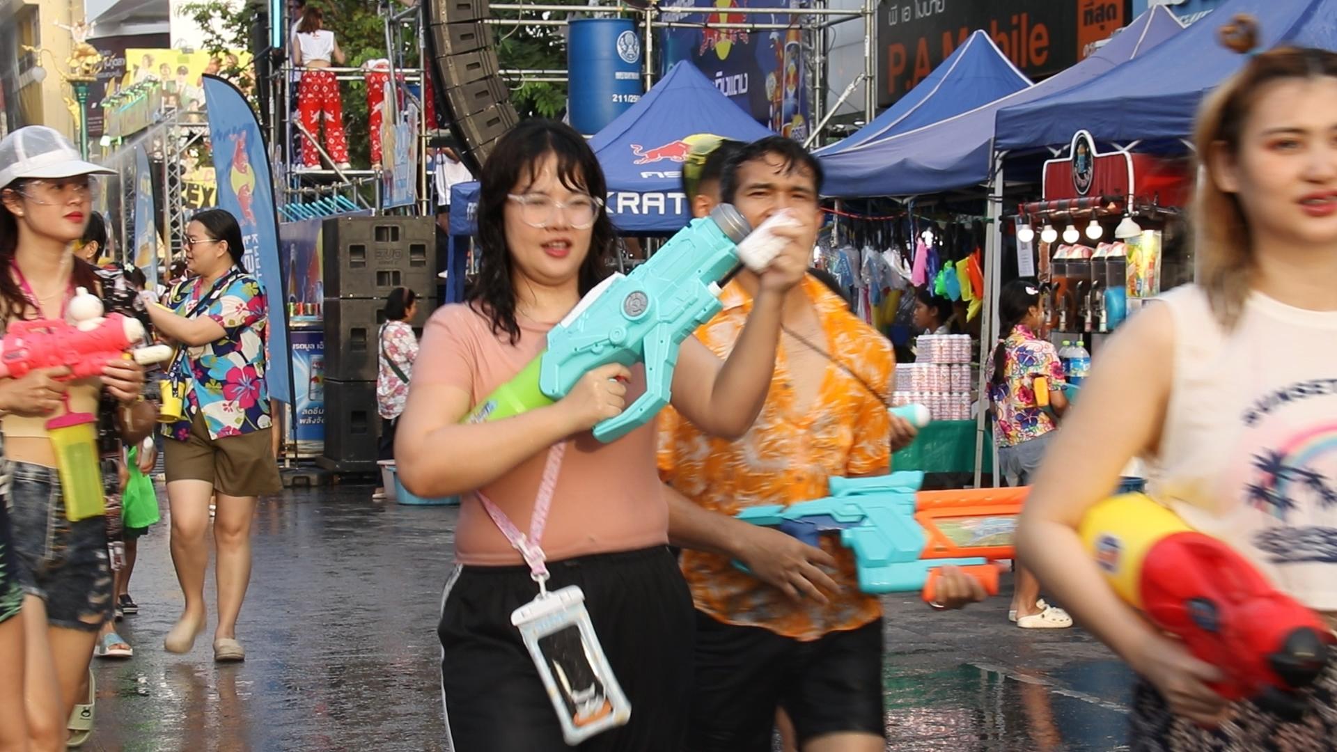 ประธานหอการค้าขอนแก่นระบุ งานสุดยอดสงกรานต์อีสานถนนข้าวเหนียวปีนี้ นทท.ทะลักเพิ่ม แถมยังมีพื้นที่เล่นน้ำขยายรอบถนนข้าวเหนียว คาดเงินสะพัดกว่า 1,000 ล้าน 