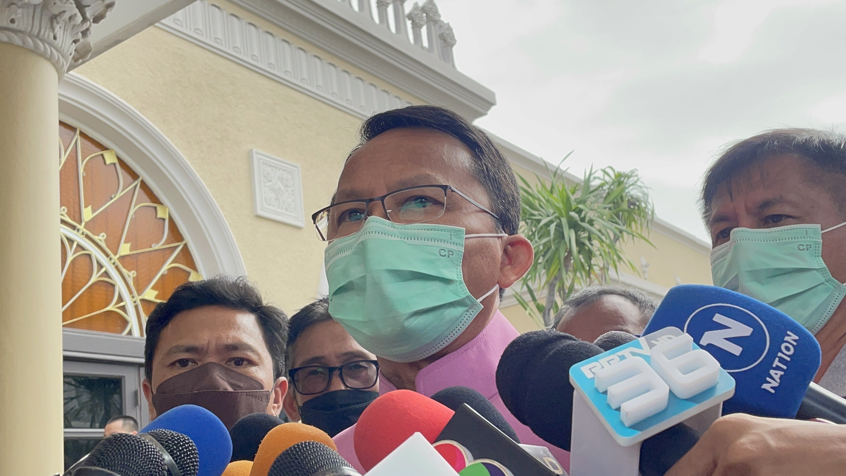 “สมศักดิ์” ซัด คนไม่มีโอกาสทำงานในรบ. ปล่อยข่าวสามมิตรย้ายพรรค ชี้ ไม่ใช่เวลาพูดการเมือง บอกปท.กำลังเห็นแสงสว่าง