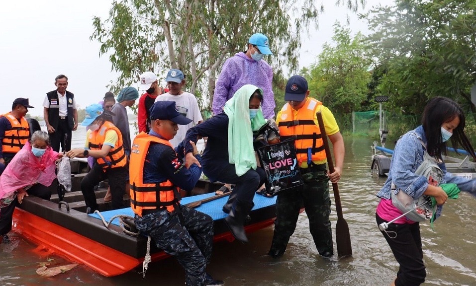 รัฐมนตรีว่าการกระทรวงกลาโหม สั่งการให้ทุกเหล่าทัพ ช่วยประชาชนจากสถานการณ์พายุดีเปรสชั่น “โนรู”