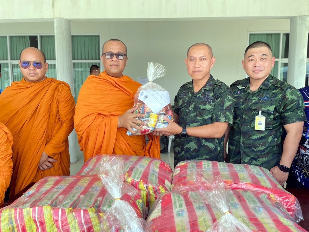 ใจถึงใจ!! เสธเสนาธิการ ศูนย์สันติวิธี รับมอบสิ่งของช่วยพระภิกษุสามเณร ผู้ประสบอุทกภัยภาคใต้