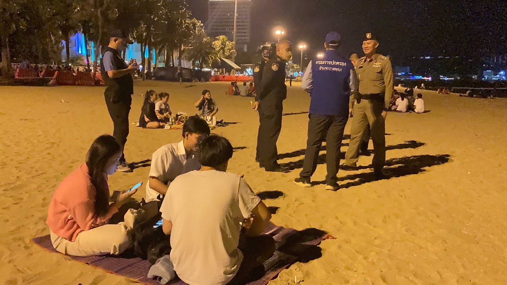 ตำรวจร่วมมือฝ่ายปกครองนำกำลังเข้าตรวจหาดพัทยาป้องปรามเหตุวัยรุ่นตีกัน
