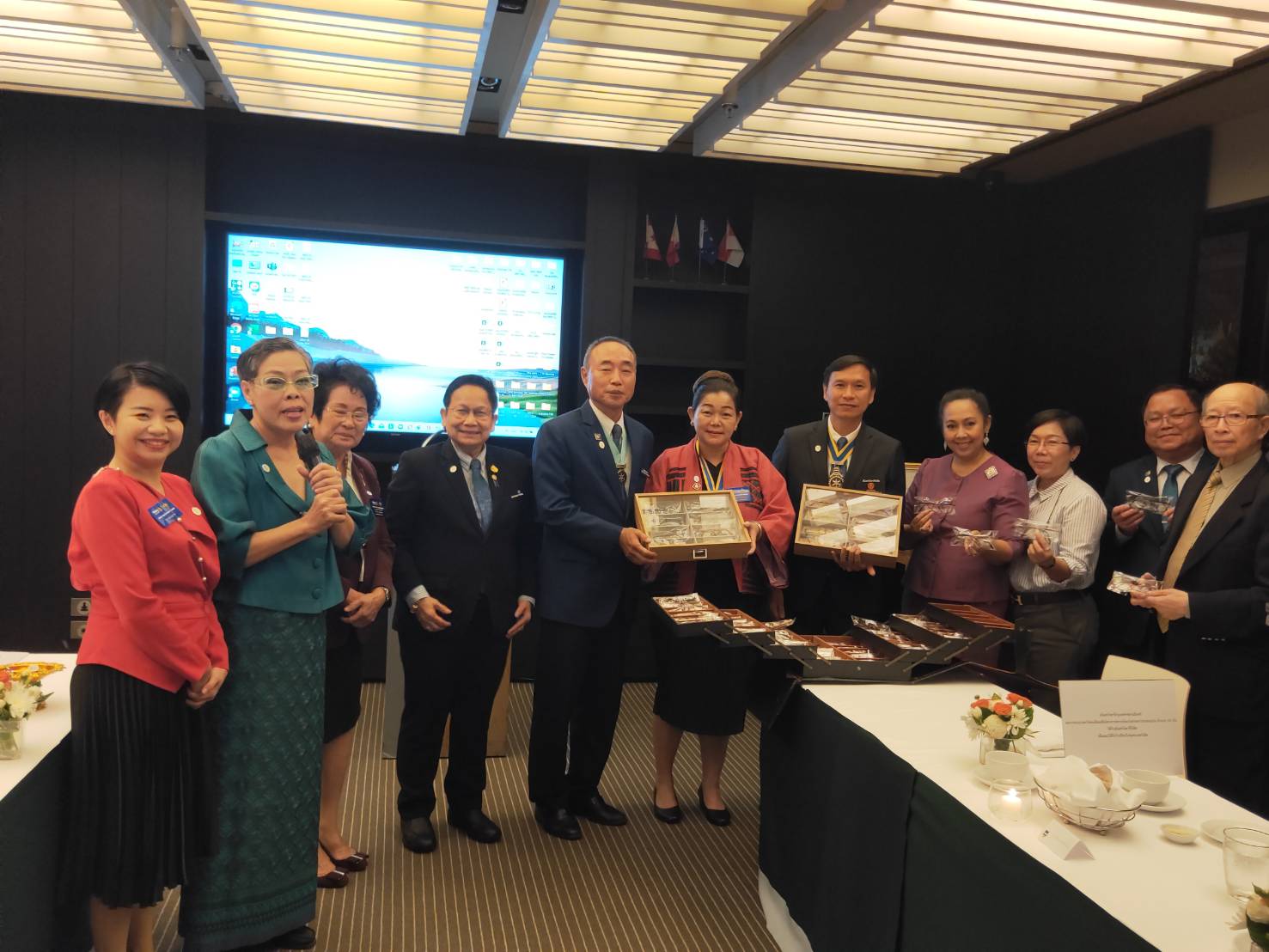  สโมสรโรตารีรังสิตจัดโครงการบริจาคแว่นสายตาให้นักเรียน 