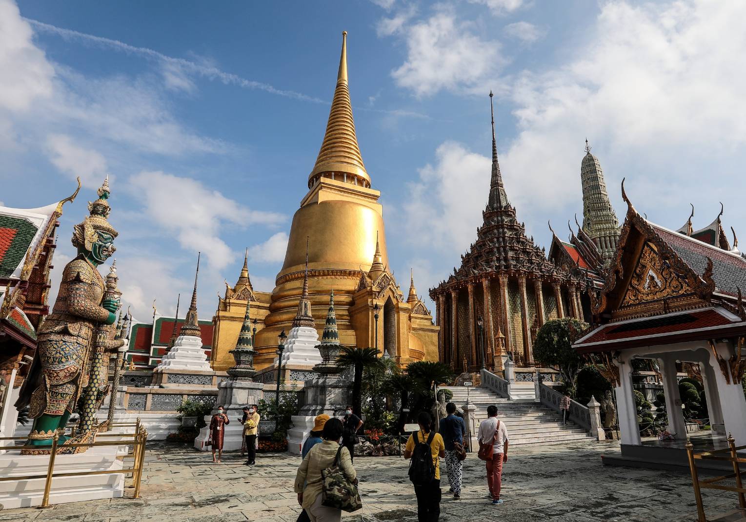 คึกคัก !! นักท่องเที่ยวเข้าชมพระบรมมหาราชวัง  สักการะพระแก้วมรกตวันแรก