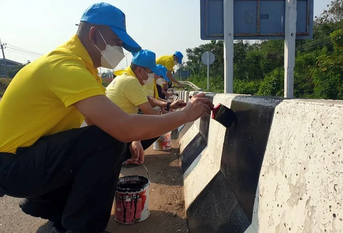 สุดเจ๋ง! จิตอาสาตำรวจทางหลวงเพชรบูรณ์ อาสา "ปรับปรุงทาสีสะพาน"
