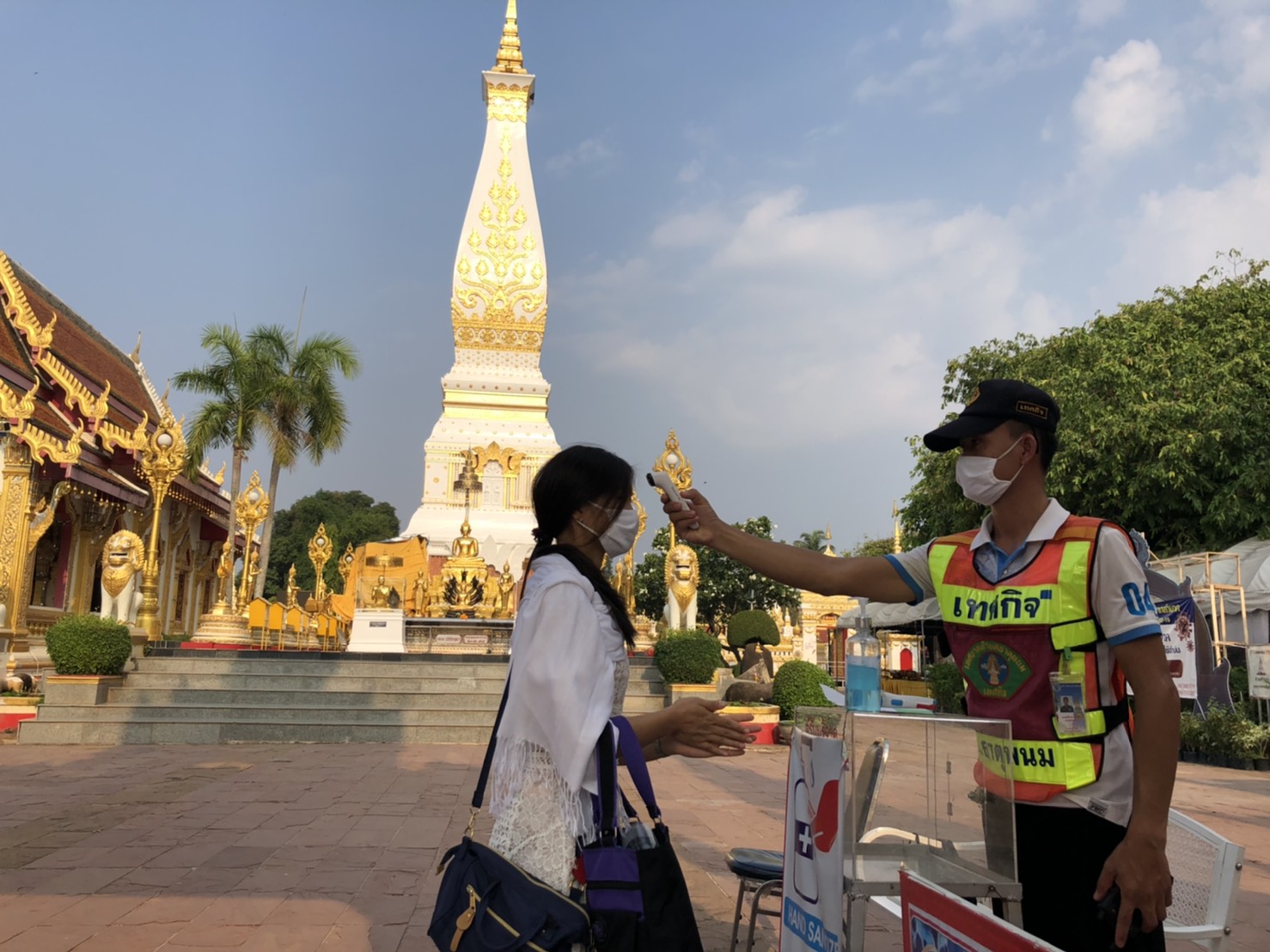 "วัดพระธาตุพนม" เงียบเหงางดจัดวิสาขบูชา เข้มคัดกรองเข้าทำบุญ