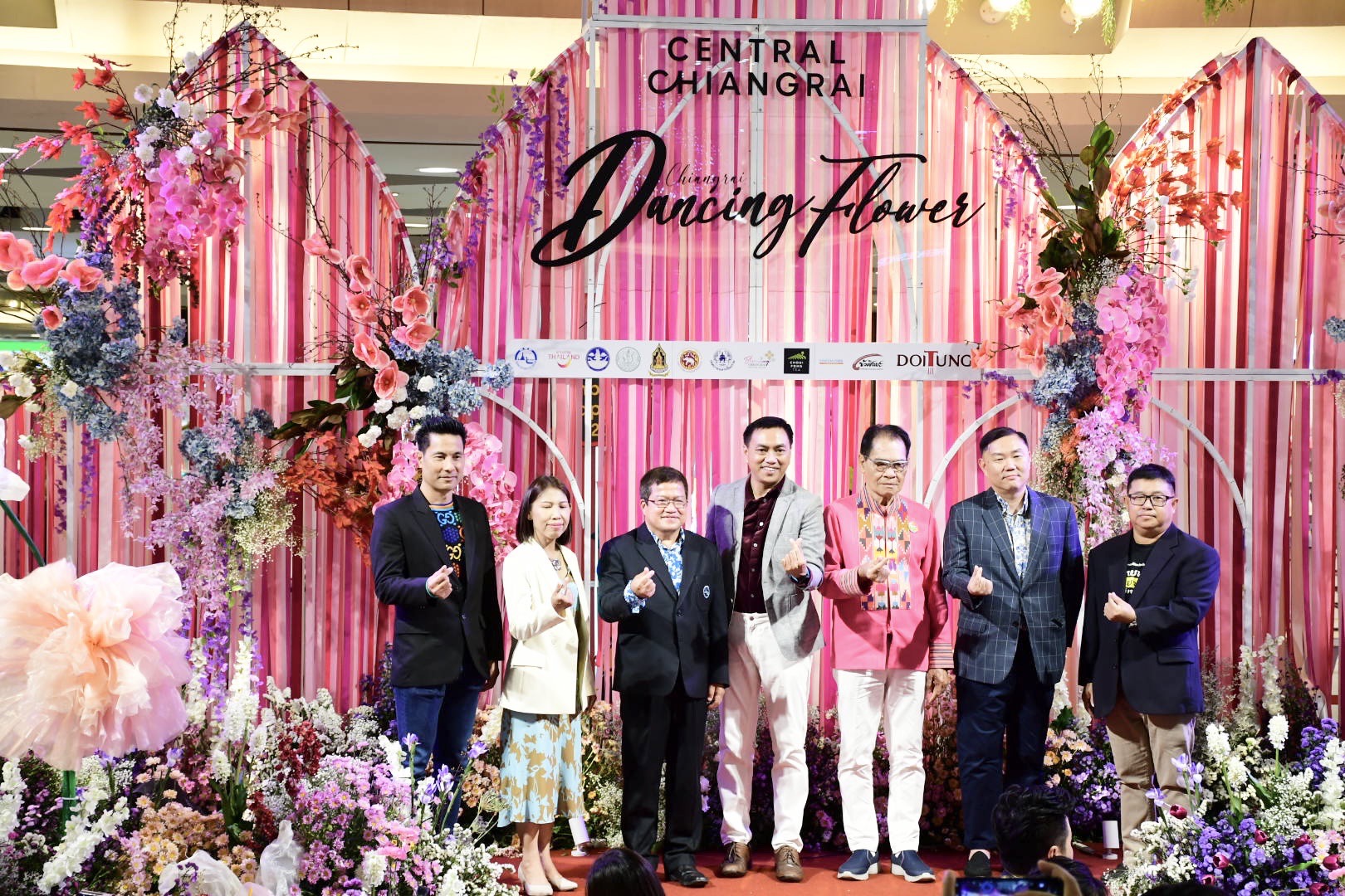 เชียงรายชวนสัมผัสประติมากรรมดอกไม้เริงระบำในเทศกาล "สีสันกาสะลอง" 