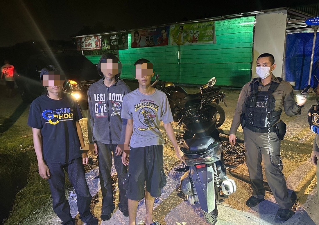 จับทันควัน 3 วัยรุ่นออกล่าคู่อริ ชักปืนจี้บังคับชาวบ้านจอดรถ