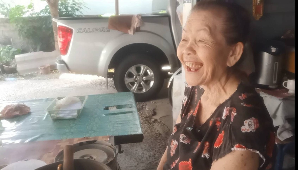 ส้มตำยายเรืองสกลนคร ตำนาน 60 ปี คุณยาย 82 ยังตำขาย สูตรปลาร้ารสนัว