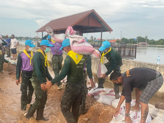 ชาวบ้านราชสถิตย์เร่งอุดน้ำซึมใต้พื้นดินบริเวณริมเขื่อนเจ้าพระยา  หวั่นซ้ำรอยจรเข้ร้อง จัดเวรยามเฝ้าระวังช่วงกลางคืน