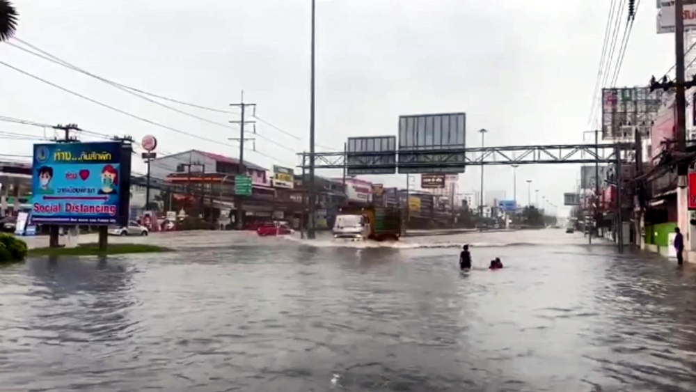 พายุฝนกระหน่ำเมืองชลฯข้ามคืน!! นายกพัทยา รับระบบแก้น้ำท่วมยังไม่สมบูรณ์ 