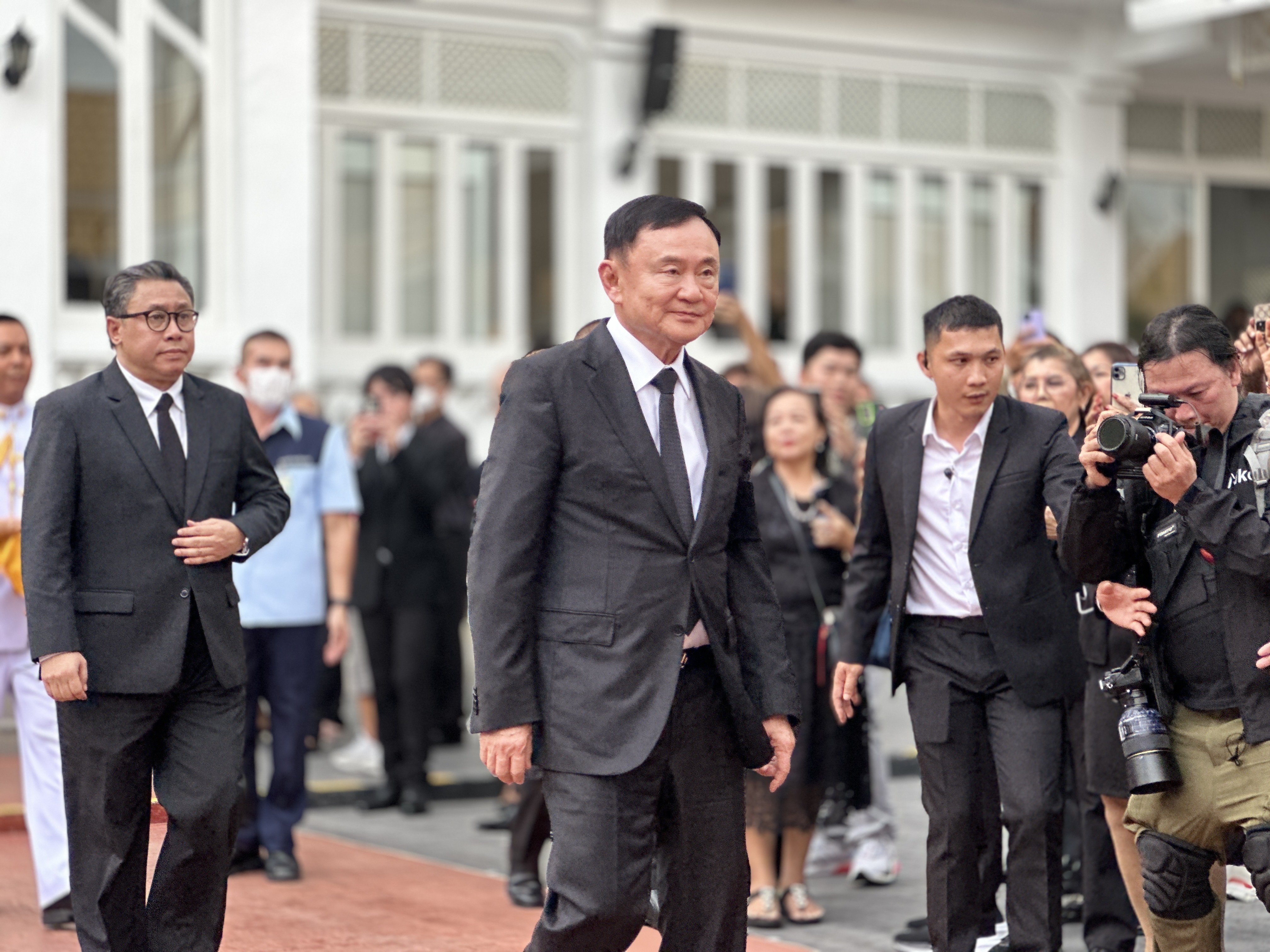 "ทักษิณ" ประธานปลงศพ  มารดา "จักรภพ" ปัดตอบตั้งครม.ใหม่ แบน "วงษ์สุวรรณ" 