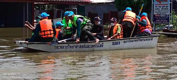 อำเภอเมืองอ่างทอง  เร่งให้ความช่วยเหลือ อพยพประชาชนประสบอุทกภัยพื้นที่ตำบลป่างิ้ว  