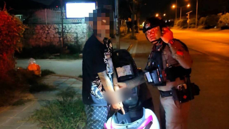 จับ “ไอ้ไอซ์” ขาใหญ่สายเดินยา! ยึดยาบ้าเกือบ 3,000 เม็ด–ยาไอซ์ 23 กรัม ริมถนนมาบตาพุด