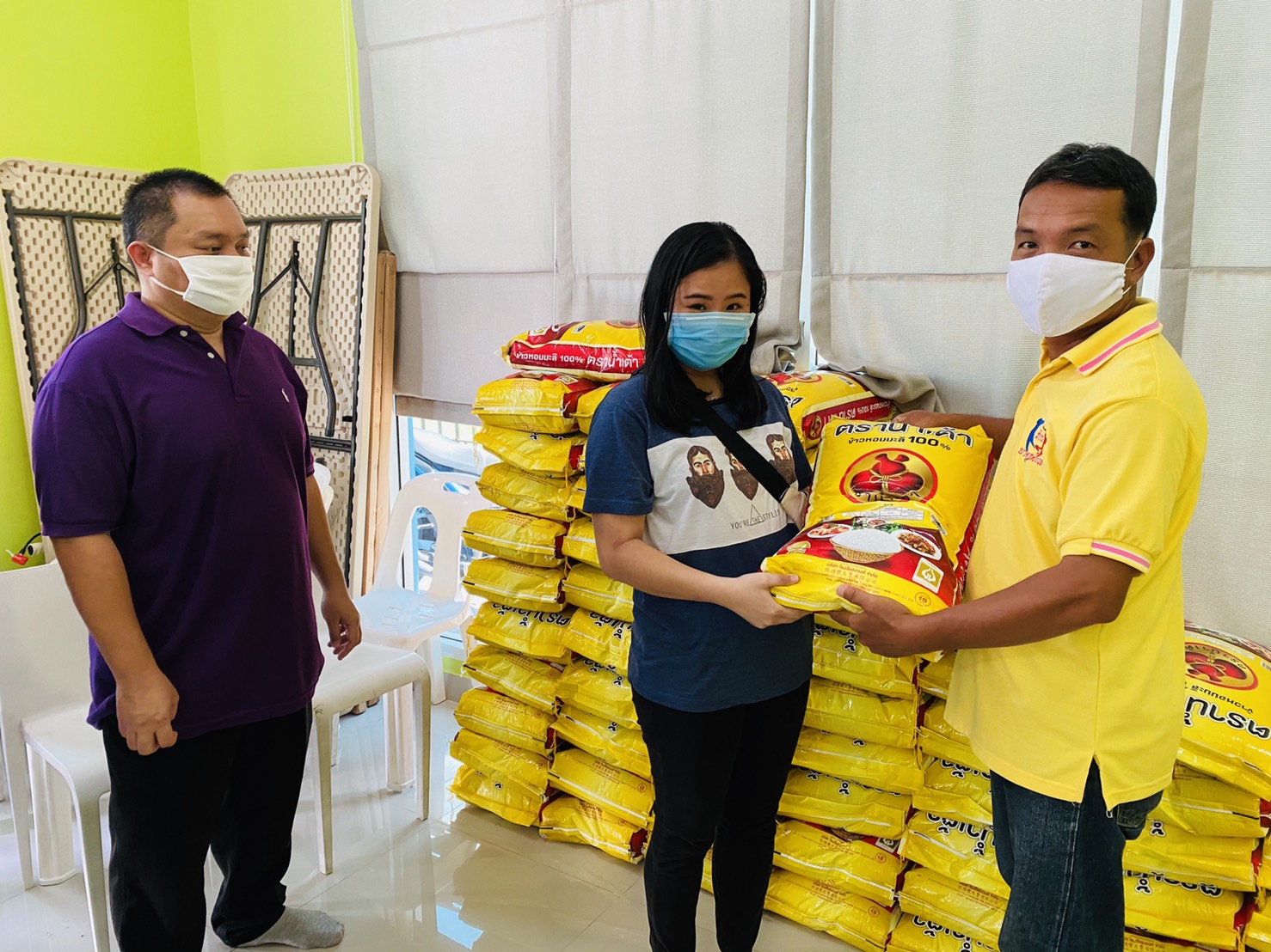 “อบต. บางเตย จัดโครงการช่วยเหลือประชาชน ช่วงการแพร่ระบาดของเชื้อไวรัสโคโรน่า 2019 แจกข้าวสารหอมมะลิ”