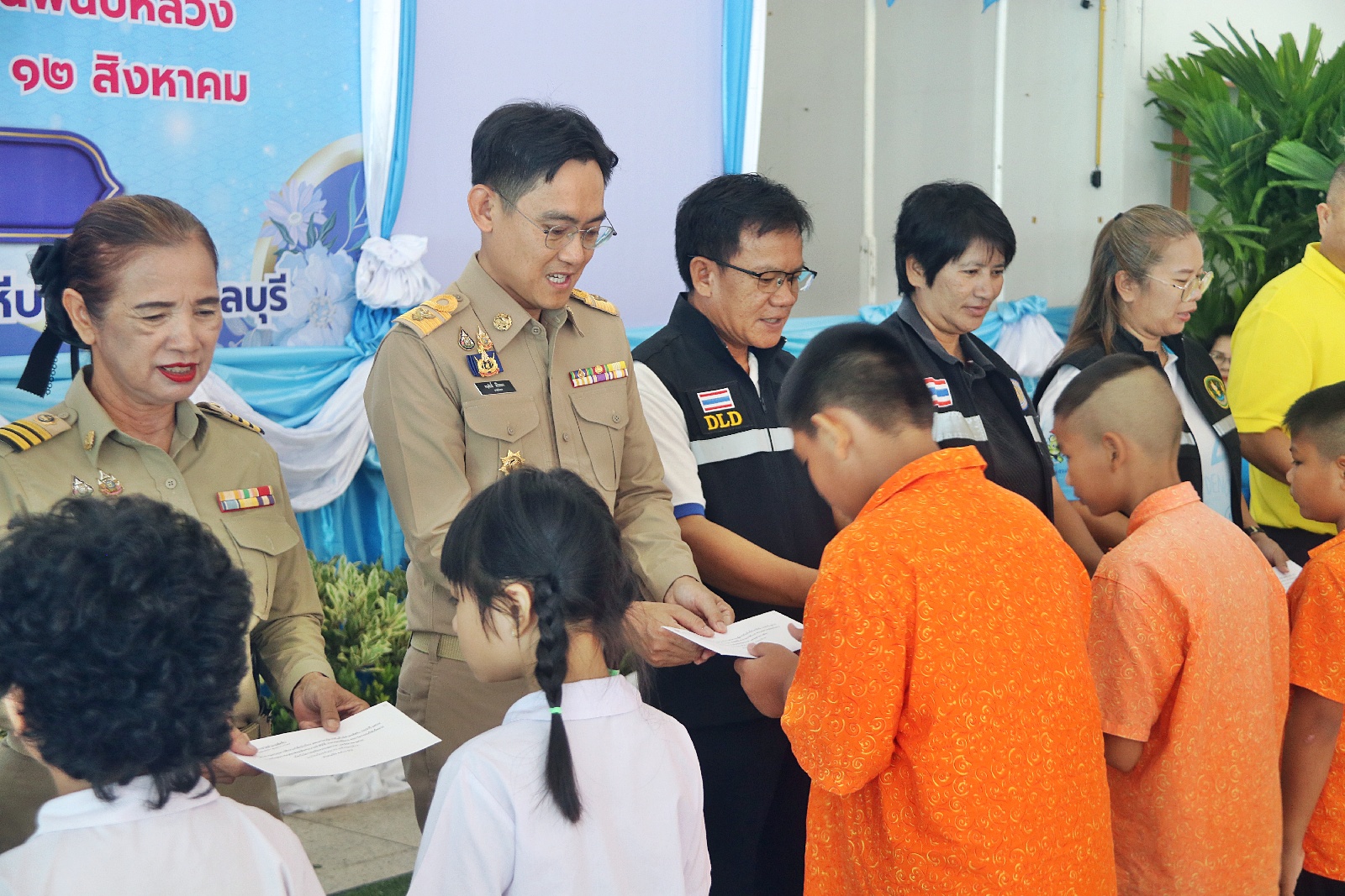อำเภอสัตหีบ มอบทุนการศึกษาแก่นักเรียนขาดแคลนทุนทรัพย์ ถวายเป็นพระราชกุศล