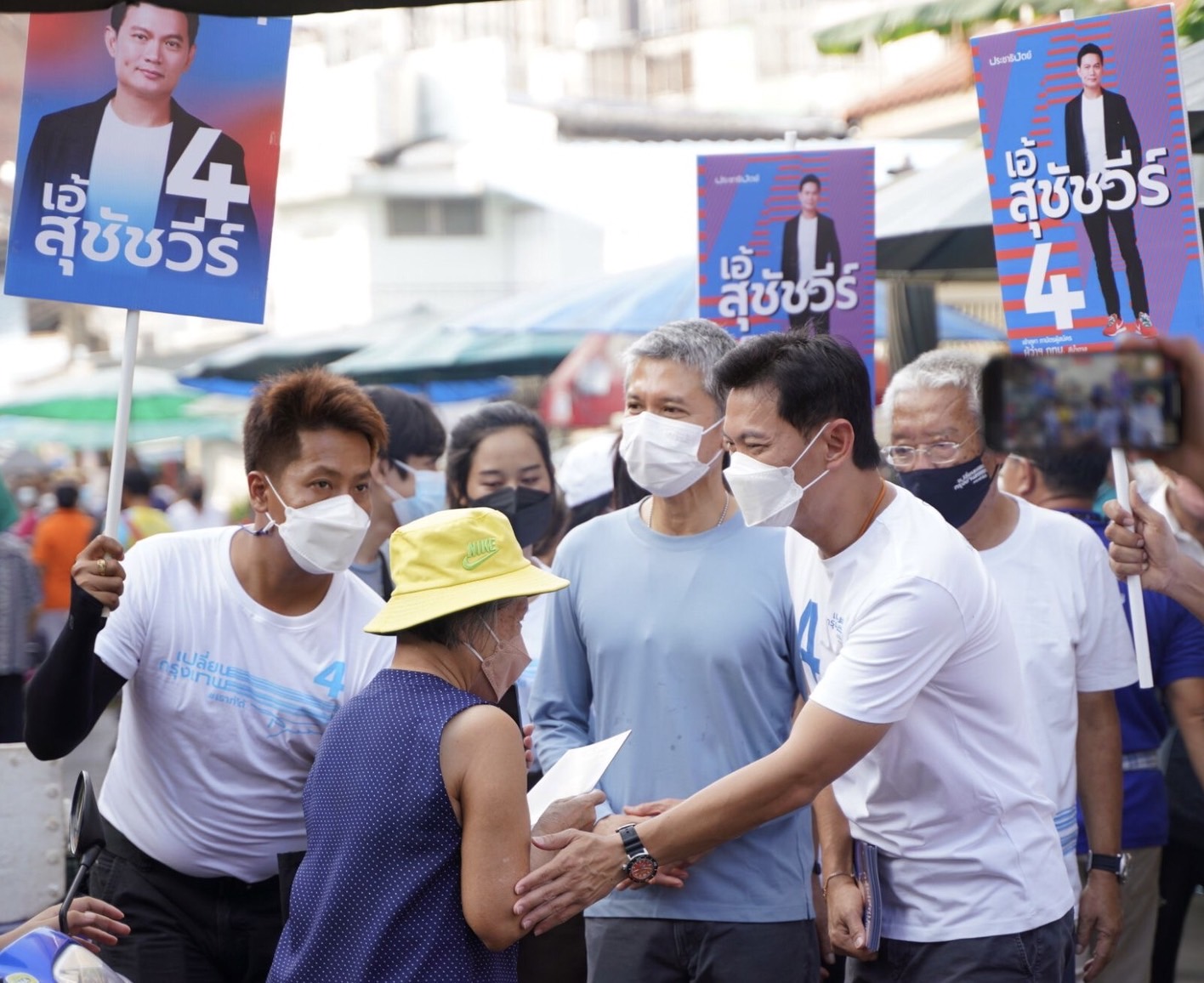 'เอ้ สุชัชวีร์' ลงพื้นที่ย่านบางพลัด พร้อมชนินทร์ รุ่งแสง ชี้ตลาดนัดคือหัวใจคนกรุงเทพ ชูนโยบายขายของได้ทุกวัน