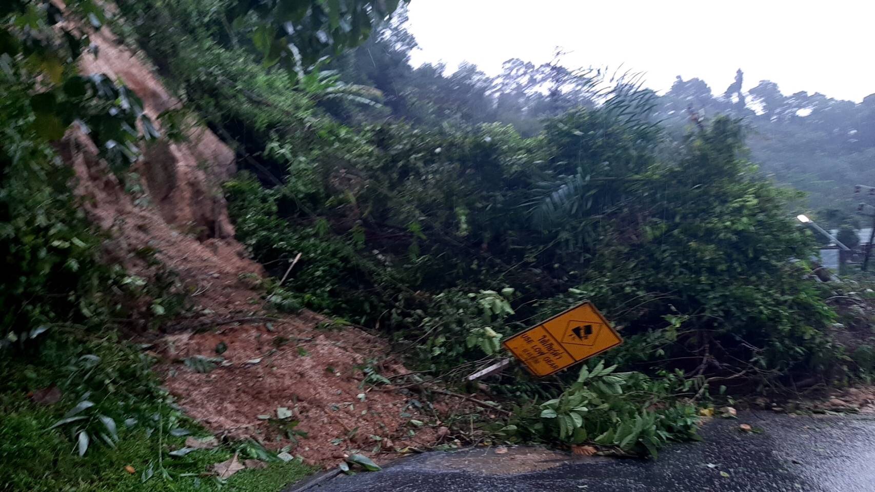 ภูเก็ตฝนตกหนักดินสไลด์ ปิดทับผิวจราจรเขาป่าตอง จังหวัดสั่งพร้อมช่วยเหลือ 24 ชม.