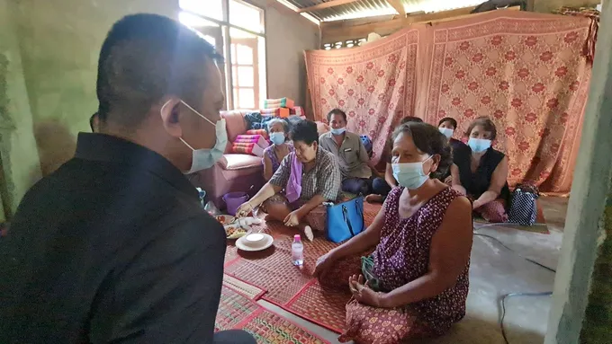 ตำรวจเข้าขอขมาศพ แจงครอบครัวหนุ่มคลั่งถูกวิสามัญ ทำตามยุทธวิธีเพื่อป้องกันตัว