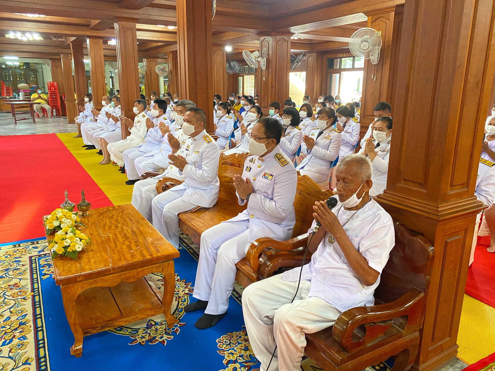 อำเภอไชโยและคณะสงฆ์วัดไชโยวรวิหาร ข้าราชการ พ่อค้า ประชาชน ได้จัดพิธีทำบุญตักบาตร-ปล่อยพันธุ์ปลาน้ำจืดเฉลิมพระเกียรติ รัชกาลที่10