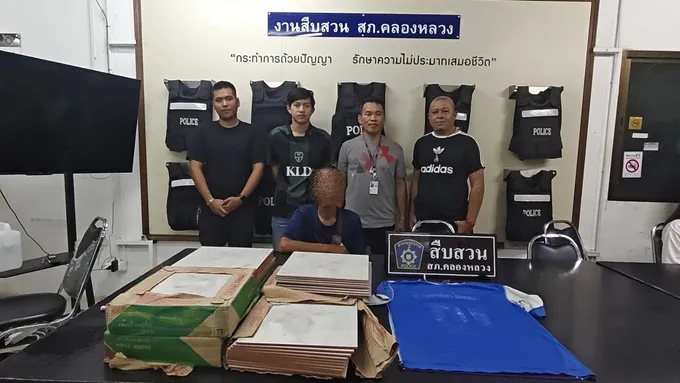 รวบชายวัย 56 ขับเก๋งฉกกระเบื้องไซต์ก่อสร้าง 73 แผ่น อ้างเอาไปปูหลังบ้าน