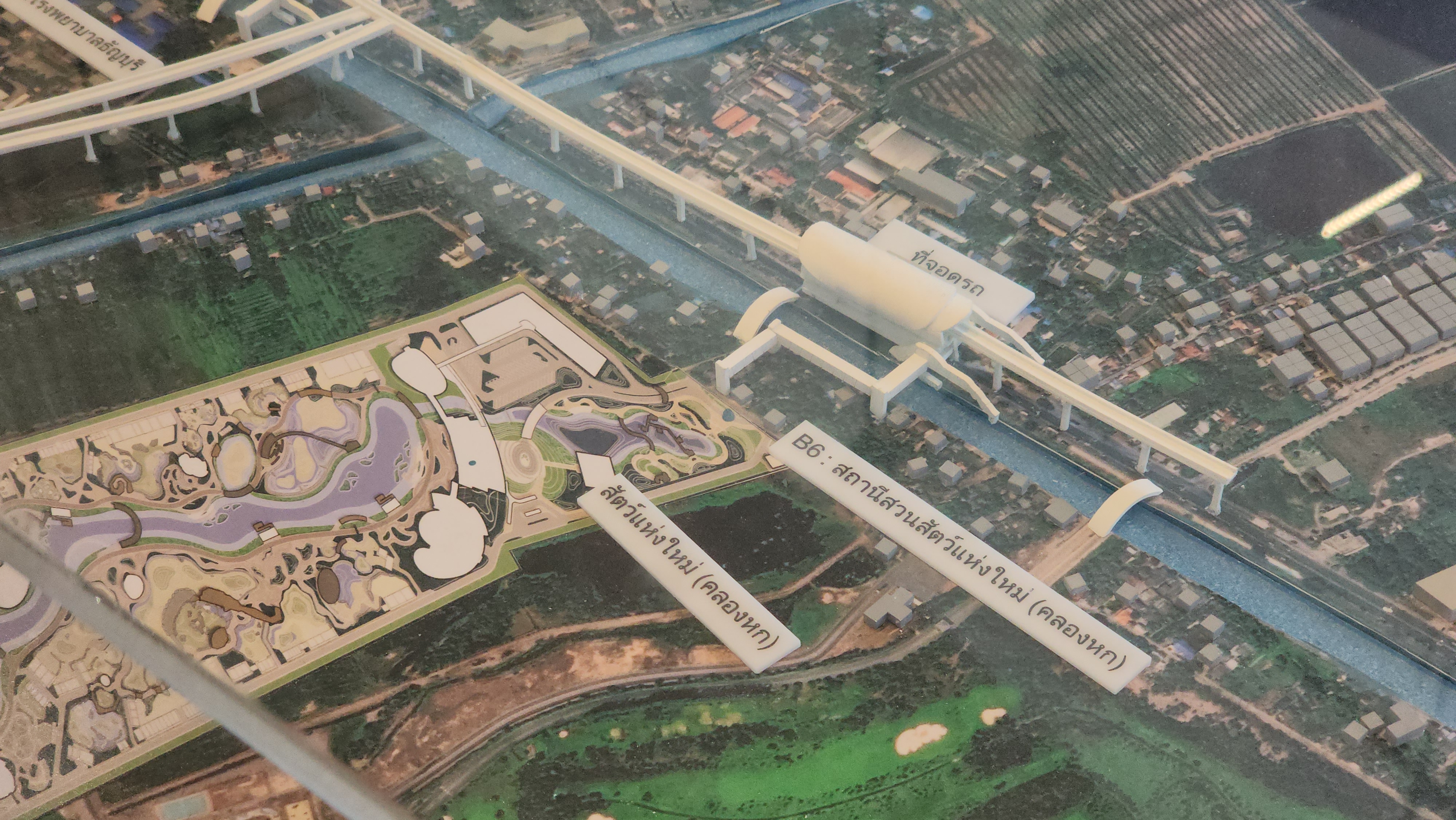 ปทุมธานี ฟิวเจอร์พาร์ค จัดแสดงโมเดลรถไฟฟ้า แก้ปัญหารถติดปทุมถาวร รองรับสวนสัตว์คลองหก