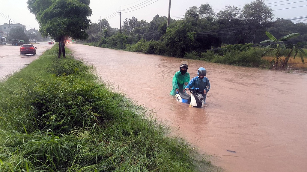 ฝนถล่มโคราช! นักศึกษา-บุคลากร ม.สุรนารี ชาวบ้านเดือดร้อน น้ำท่วมรอระบาย