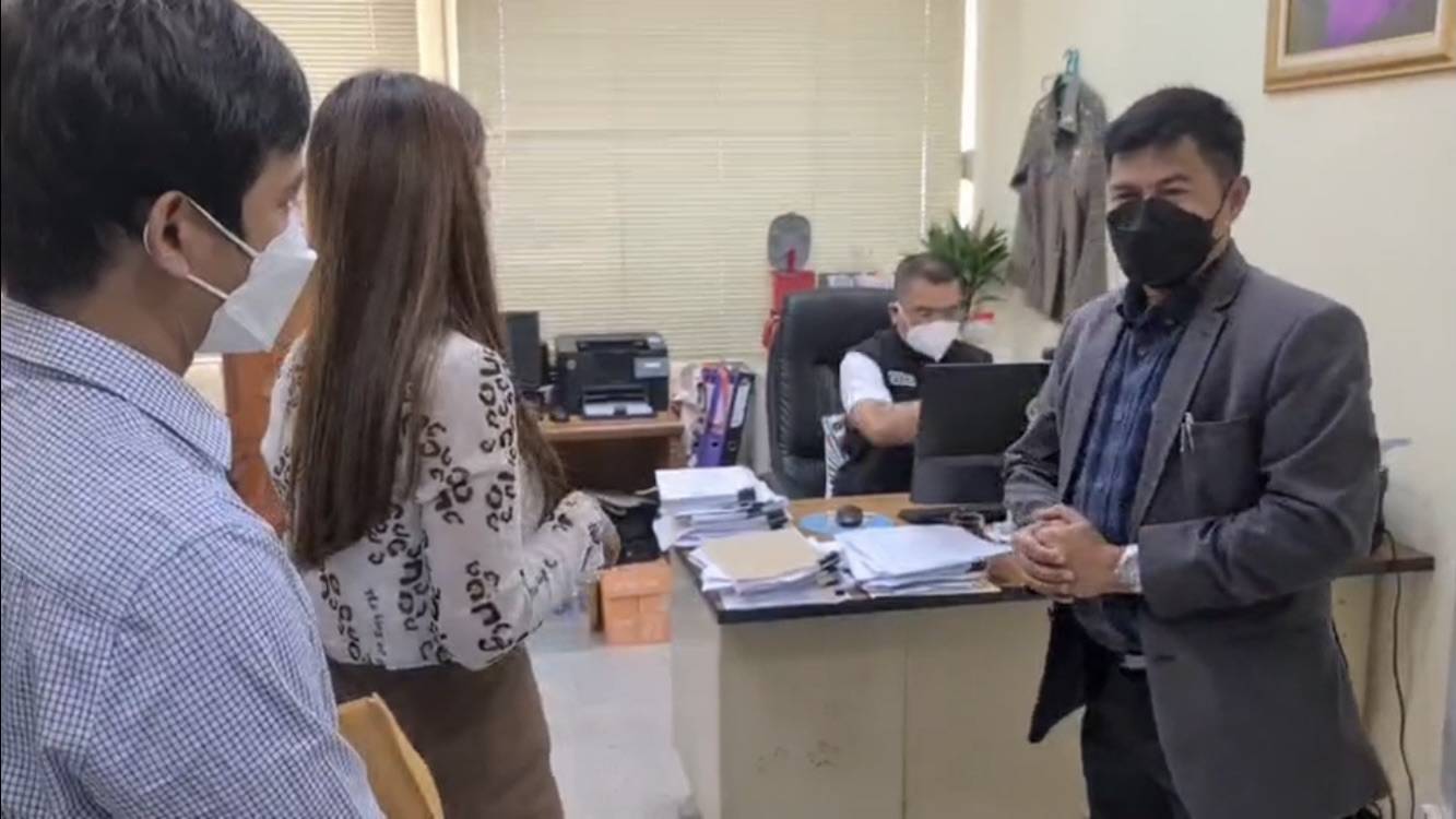 แจ้งความกลับคู่กรณี​  พ่อไวท์เข้าพบตำรวจพร้อมสู้คดีขณะทนายสองฝ่ายปะทะเดือด