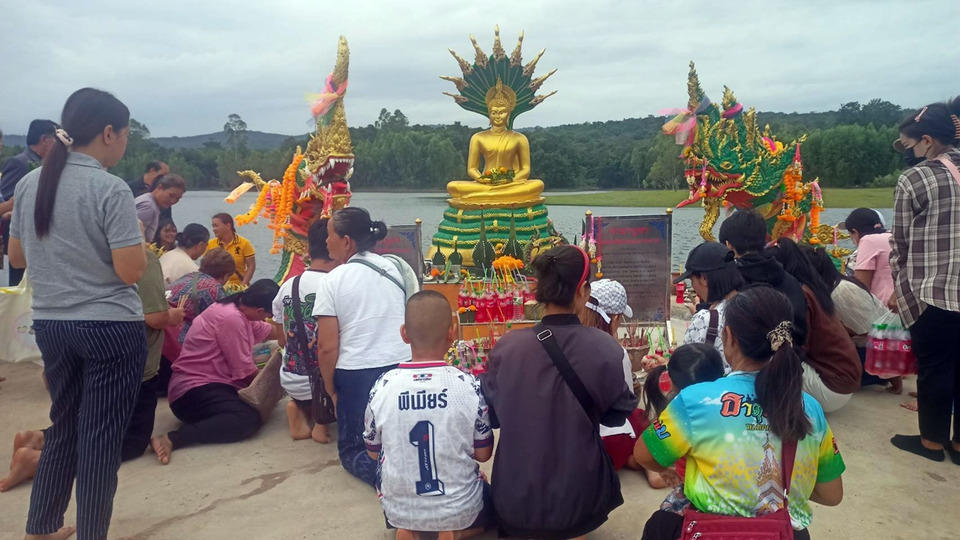 สายมูแห่ขอโชค “ปู่ศรีสุพรรณนาคราช” เผยเห็นพญานาคลอยเหนือน้ำ ตีเลขเด็ดลุ้นโชค