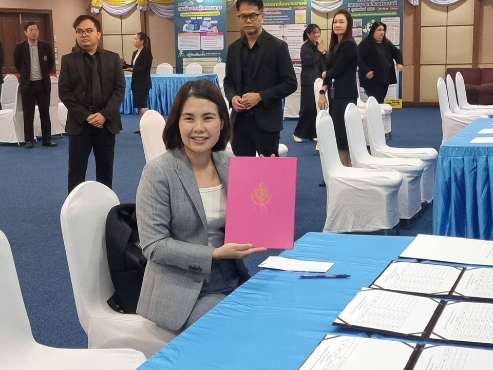 “น้องแพร” ว่าที่สส.อุบลฯ เพื่อไทย รับหนังสือรับรองฯด้วยตนเองคนแรก พร้อมเดินหน้าทำงานทันที 