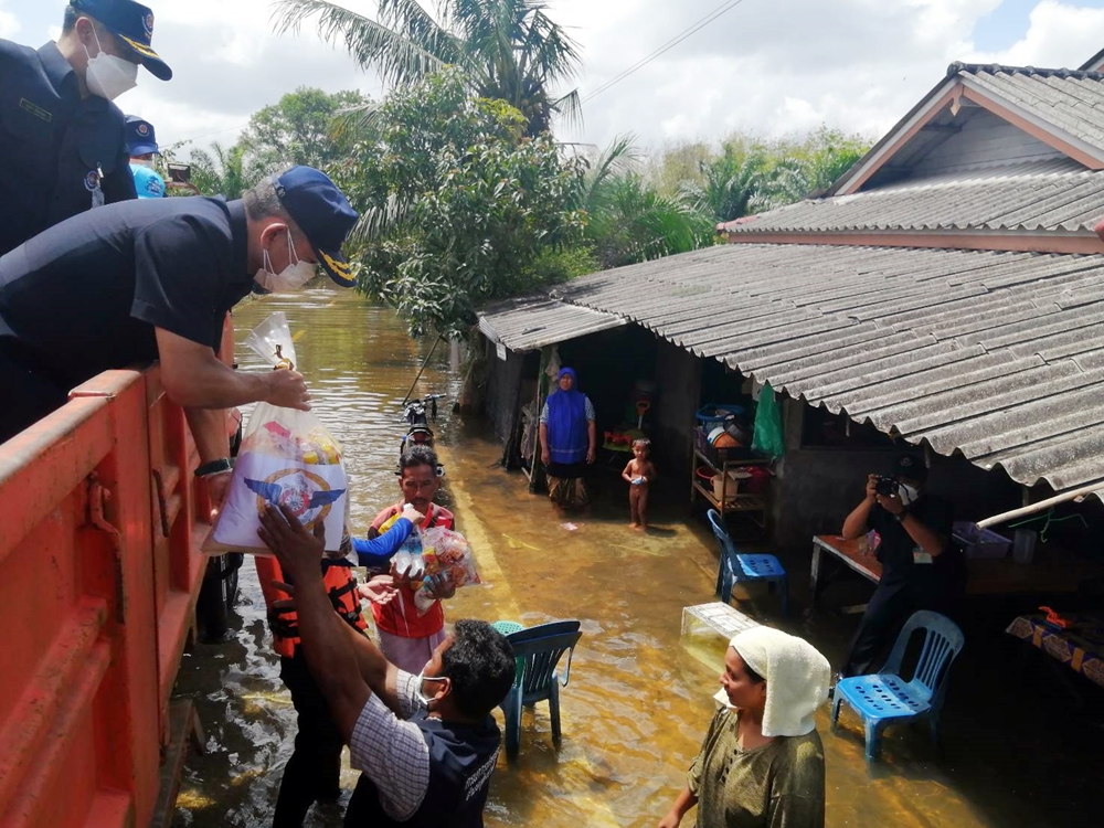 ผบ.นทพ. ลุยพื้นที่อำเภอสุไหงปาดี มอบถุงยังชีพช่วยประชาชนผู้ประสบภัยน้ำท่วม