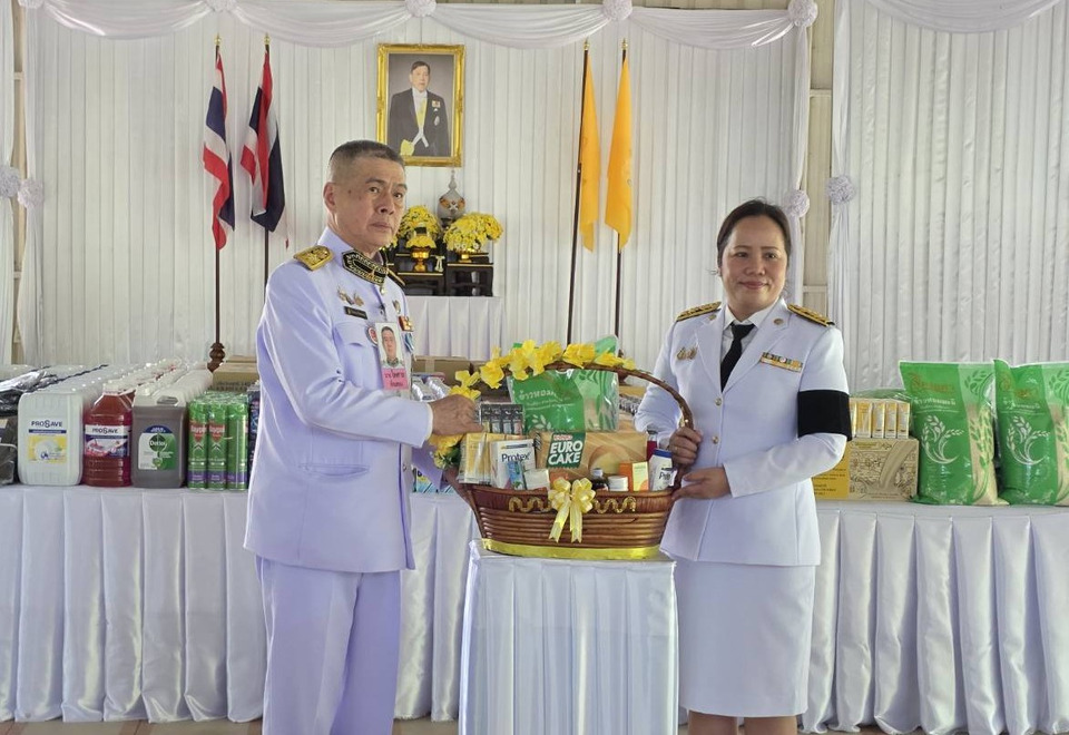 "ในหลวง" พระราชทานเลี้ยงอาหารกลางวัน กับเชิญสิ่งของ เครื่องอุปโภคบริโภค เนื่องในโอกาสวันเฉลิมพระชนมพรรษา 28 กรกฎาคม 69