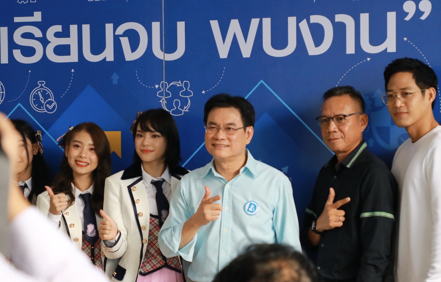 "จุรินทร์"ควง"เฌอปราง BNK48 เปิดแอพเรียนจบพบงาน ตั้งเป้าช่วยคนตกงาน 1 แสนราย