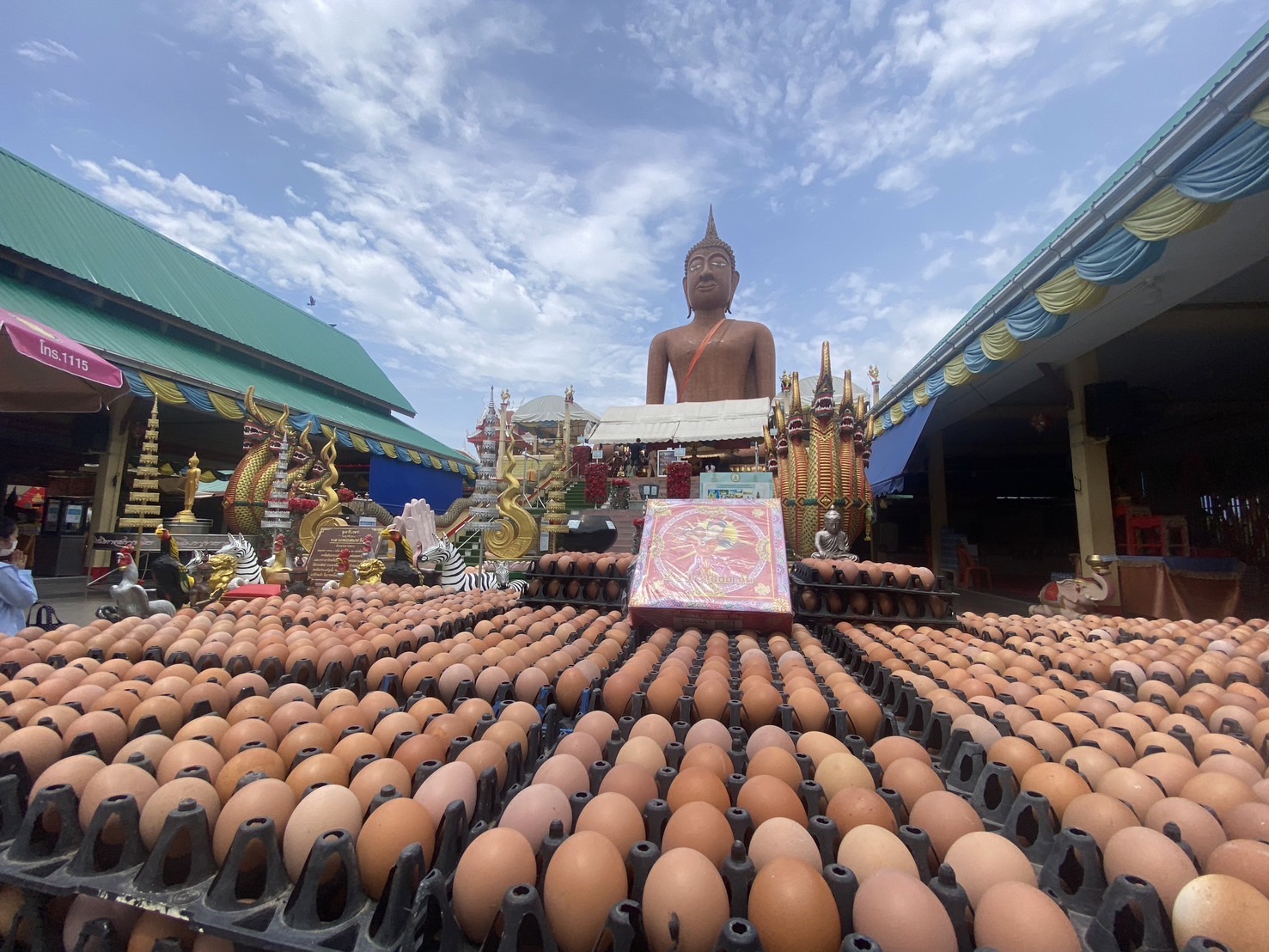ชายวัย 49 ปีชาวศรีสะเกษแก้บน'หลวงพ่อสมหวัง'วัดกลางบางพระ อำเภอนครชัยศรีหลังตั้งหลักได้ชีวิตมั่นคง 