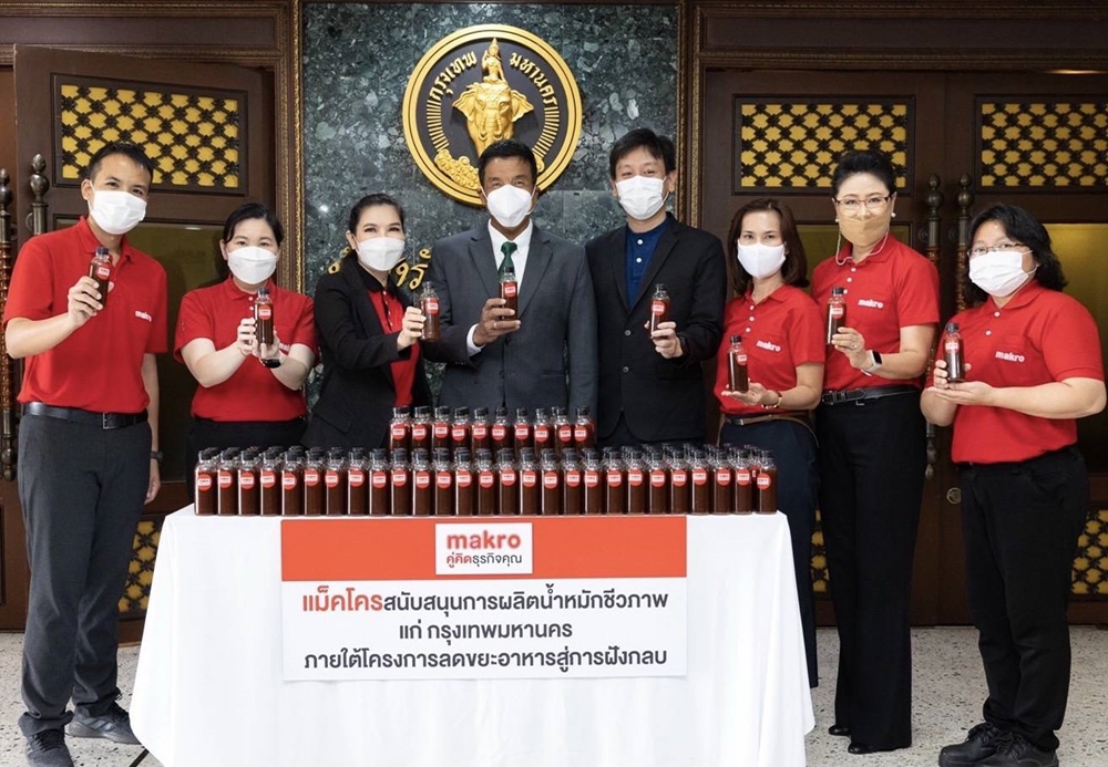 แม็คโคร จับมือ กทม. ลด แยกขยะ ผลิตน้ำ EM ทุกสาขา 10,000 ลิตร/เดือน บำบัดน้ำเสียในคูคลอง 