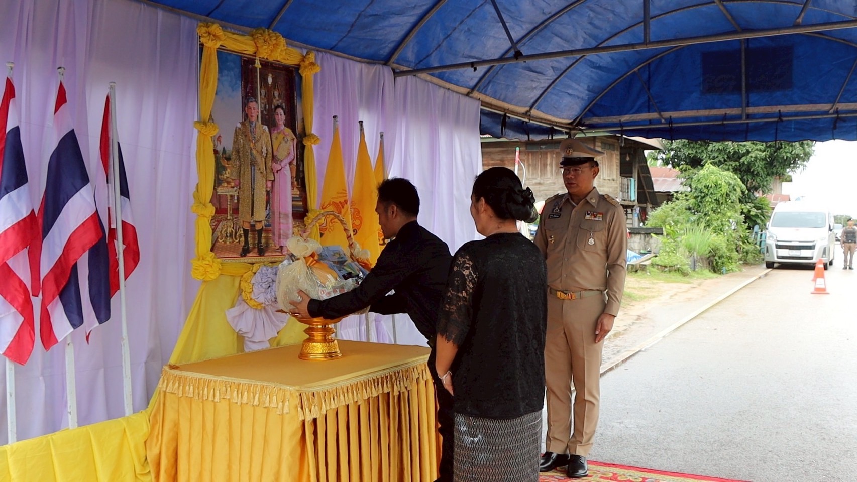 โปรดเกล้าฯผู้ว่าฯนครพนมเชิญตะกร้าสิ่งของพระราชทานมอบแก่ญาติ'สิบตรีวรัญชิต ยวงสุวรรณ'จากเหตุการณ์ปะทะไทย - กัมพูชา