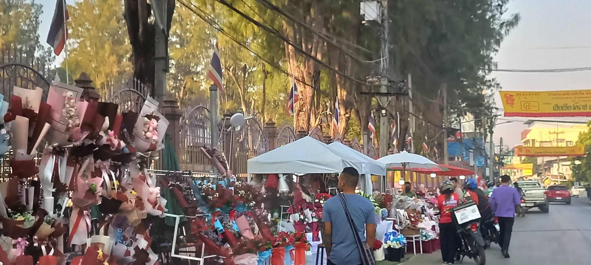  โรงเรียนสรรพวิทยาคม เทศบาลนครแม่สอดรับวันวาเลนไทน์  พ่อค้านำดอกกุหลาบสีแดงวางขายเรียงราย 
