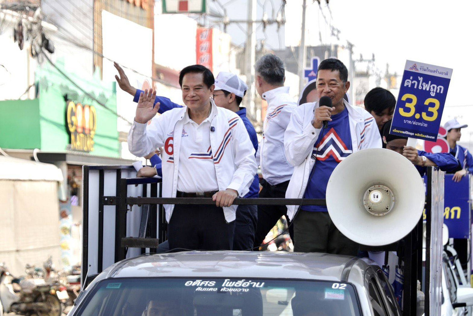 "รวมไทยสร้างชาติ" ปักหมุดนครนายก "พีระพันธุ์" ดัน "เสธ.หมู วีรากร" สานภารกิจแก้จน ชูน้ำมัน 25 บาท เพิ่มเบี้ยผู้พิการ–ผู้สูงอายุ 