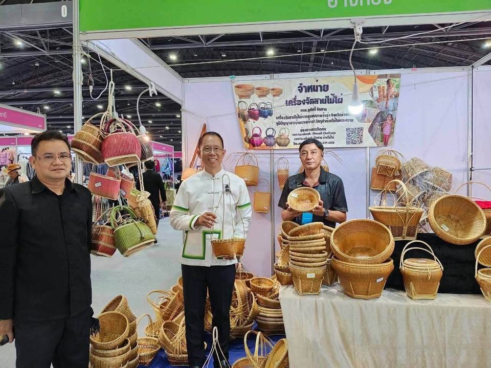 อ่างทองร่วมเปิดงาน “ศิลปาชีพ ประทีปไทย OTOP 2569” ชูภูมิปัญญาท้องถิ่น พร้อมหนุนผู้ประกอบการสร้างรายได้