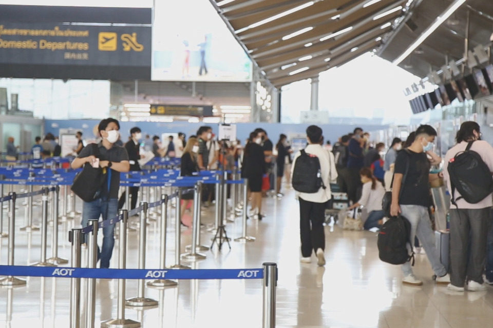 "สนามบินสุวรรณภูมิ" ยืนยันระบบเช็กอินของสนามบินทำงานได้ตามปกติ เหตุคิวสะสมผดส.สายการบินไทย เกิดจากปรับรับสัมภาระของสายการบิน