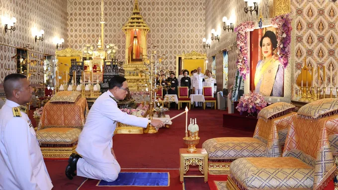 "องคมนตรี" บำเพ็ญพระราชกุศล ถวายพระบรมศพ "พระพันปีหลวง"