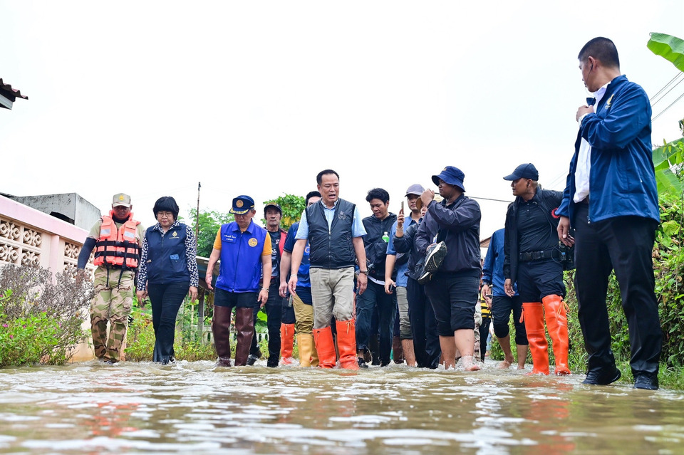 “อนุทิน” ลุยอยุธยาตรวจน้ำท่วมบางบาล มอบถุงยังชีพ ยันทำงานรวดเร็ว เรียก “สส.เต้” ปชน. ขึ้นเวที บอก “เลือกเต้ ให้เต้มาเลือกหนู”