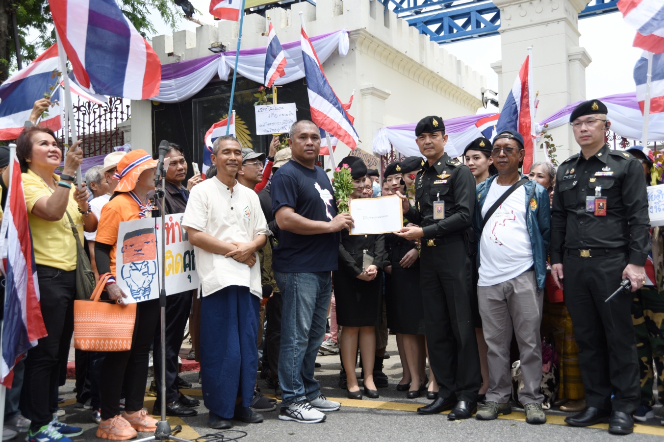 ทบ. รับมอบหนังสือให้กำลังใจ จากกลุ่ม คปท., ศปปส. และกลุ่มกองทัพธรรม โดยย้ำว่าทหารจะปฏิบัติหน้าที่อย่างดีที่สุด
