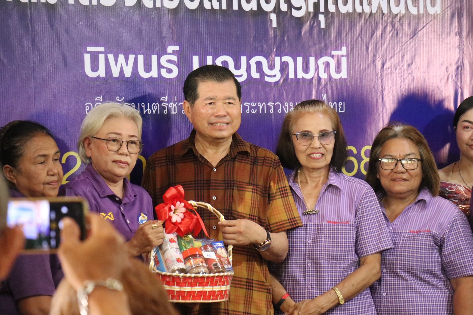 “นิพนธ์” เปิดบ้านรับมวลชน “อนุทิน” ส่งตัวแทนมอบกระเช้าอวยพรวันเกิดครบรอบ 67 ปี หลังมีกระแสลือสะพัดย้ายขั้ว