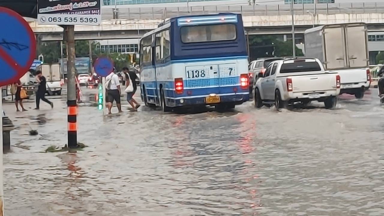 ปทุมธานี ชาวบ้านเดือดร้อนฝนตกหนักชั่วโมงเดียวทำน้ำท่วมขังถนน