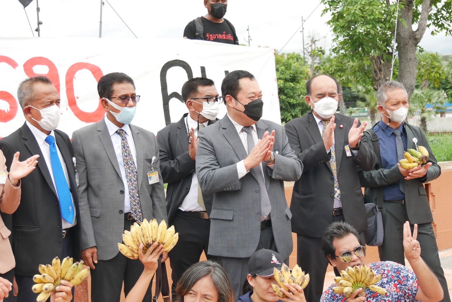 "ส.ส.ประชาชาติ" พบกลุ่มม็อบราษฎรชุมนุมหน้ารัฐสภา "ทวี" ย้ำเสียงราษฎรที่โหวตไม่ไว้วางใจคือเสียงประชาชนที่แท้จริง