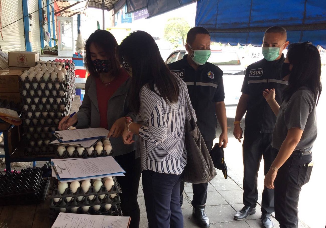 รองผู้อำนวยการรักษาความมั่นคงภายในจังหวัดพิษณุโลก บูรณาการหน่วยงานที่เกี่ยวข้อง ลงพื้นที่ตรวจการจำหน่ายไข่ไก่เกินราคา