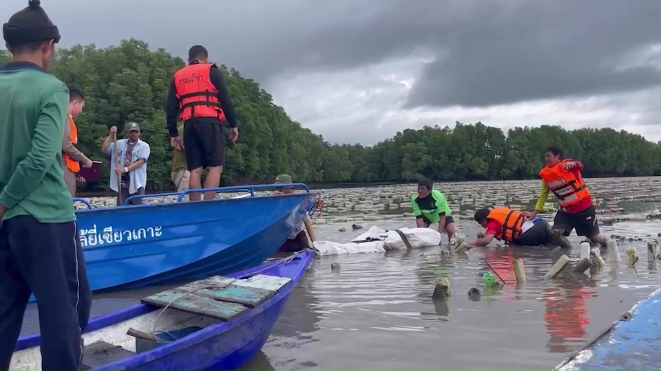 ลุงวัย 67 นำเรือออกวางลอบดักปูขายพบอีกทีเป็นศพจมน้ำติดทุ่นลอยเลี้ยงหอยชาวบ้านคาดโรคประจำตัวกำเริบ